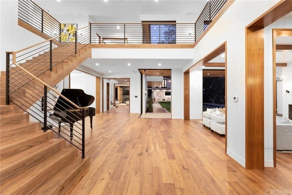 Wide plank oak hardwood
